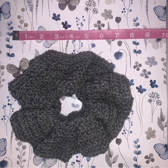 Oversized, extra large, grey scrunchie - Picture 3 of 3